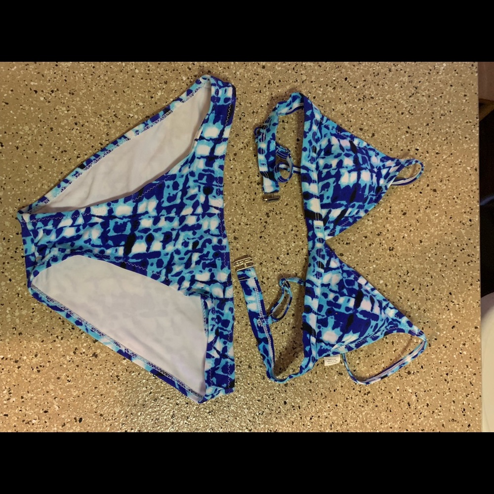 Marbled blue swim wear